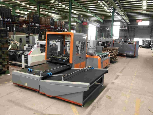 Αυτόματη μηχανή 50Hz Gluer κιβωτίων χαρτοκιβωτίων ξενοδοχείων για τα στέλνοντας κιβώτια φερμουάρ